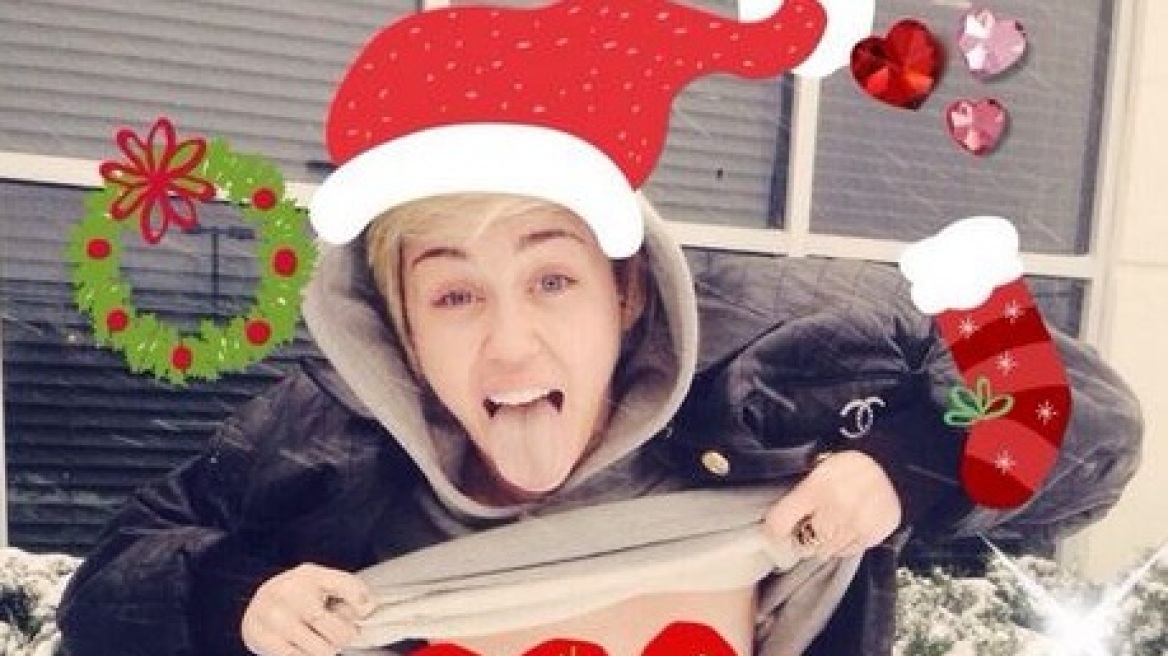 Miley Cyrus: Μας εύχεται «Καλά Χριστούγεννα» δείχνοντας το στήθος της